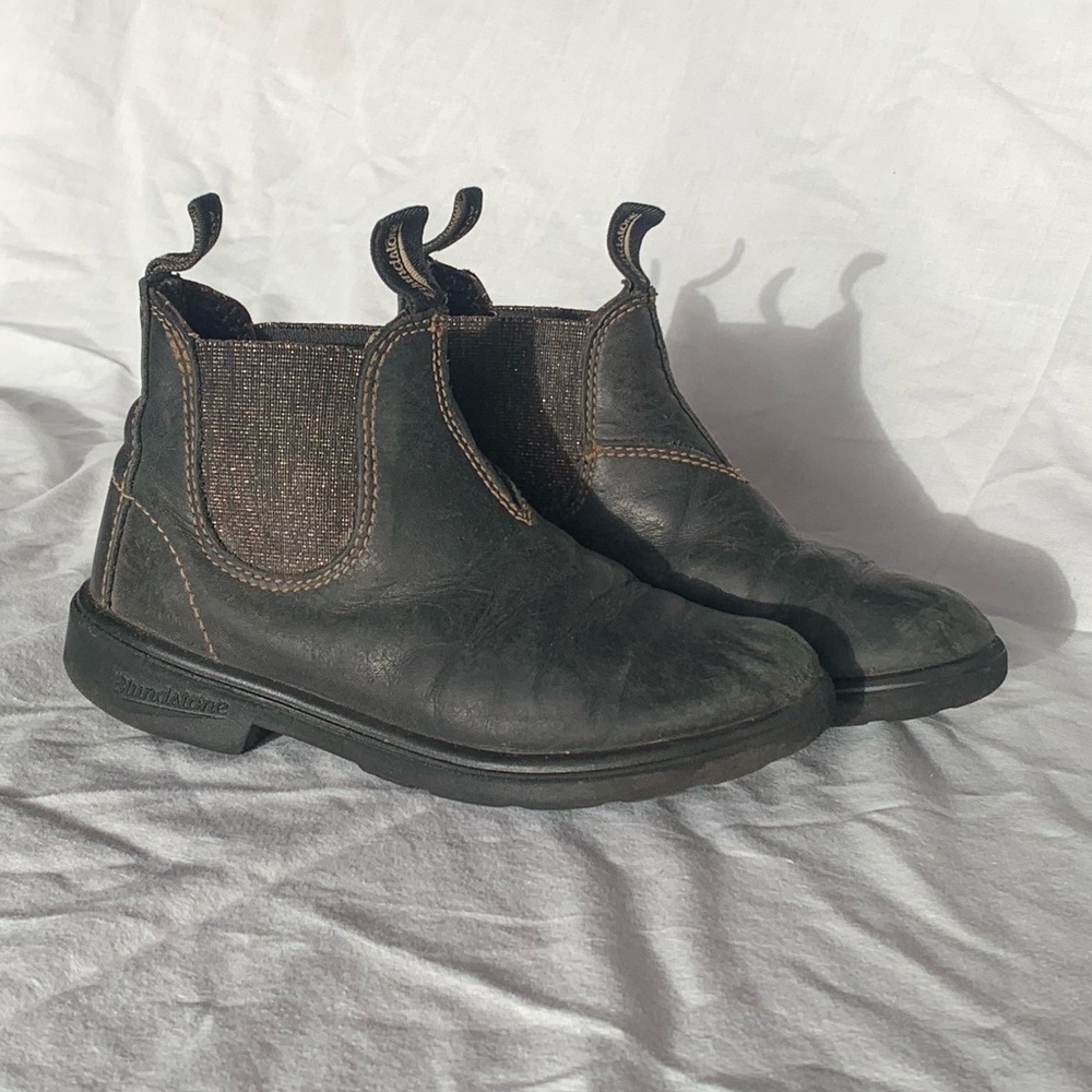 Kids Blundstone boots. Size 13. Black with black/gold elastic side panel.